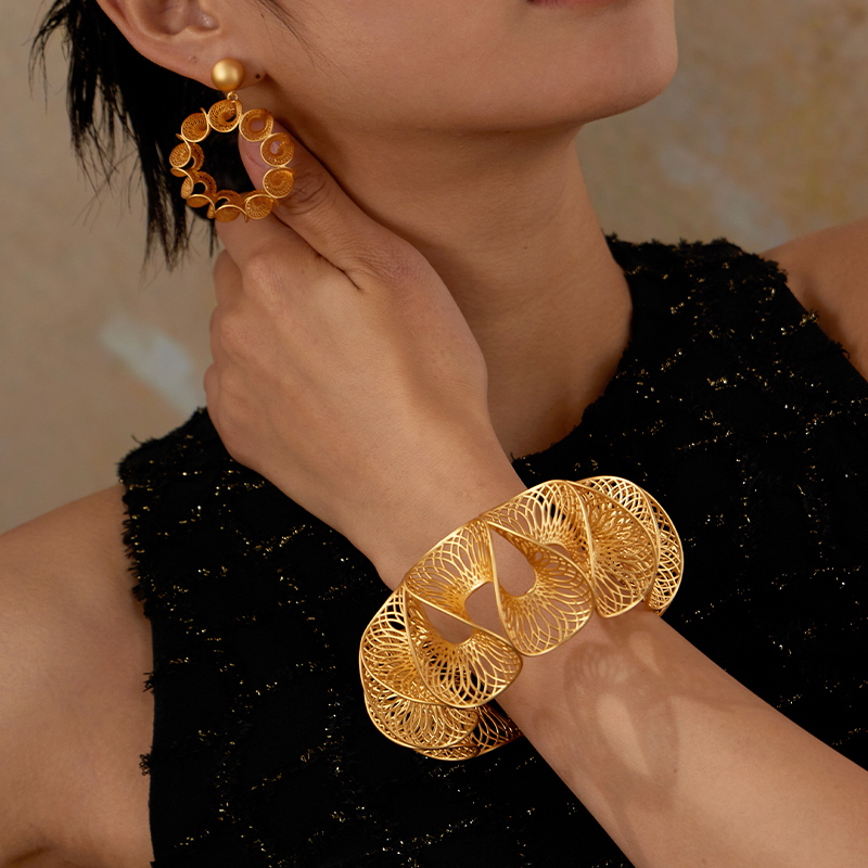 VAROLE Luxury Petal Bangle For - Women'S Fashion Website 리뷰 및 가격